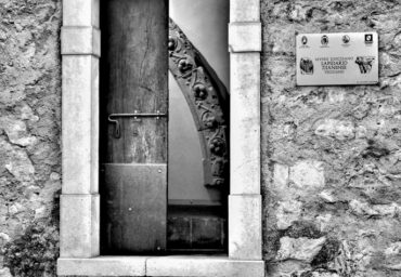 Ingresso-Lapidario-porta-aperta-Martina-686x1030